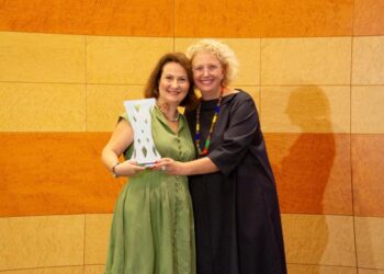 El Bebek Gül Bebek Derneği başkanı İlknur Okay JENS Özel Ödülünü Aldı